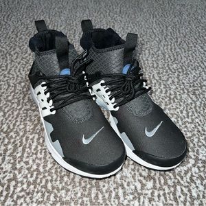 Nike sneaker boot